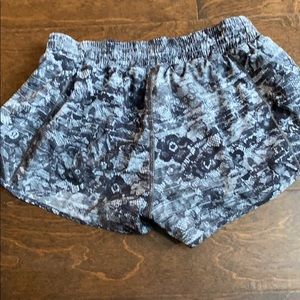 Lululemon size 6 printed shorts